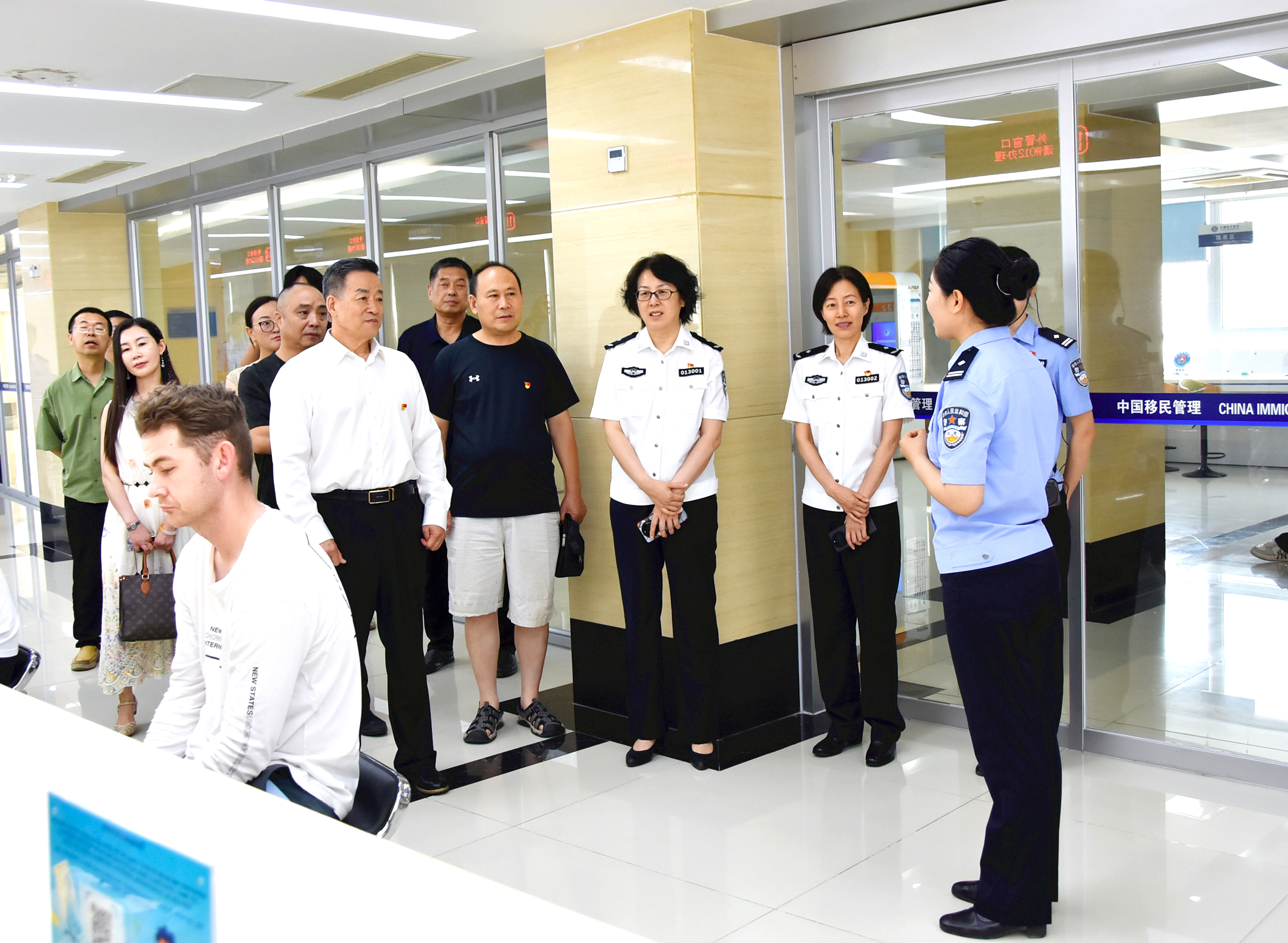 山东省华侨国际文化交流促进会党支部与济南市公安局出入境管理支队党总支联合开展“警侨共建聚合力·翰墨丹心映国门” 主题党日活动